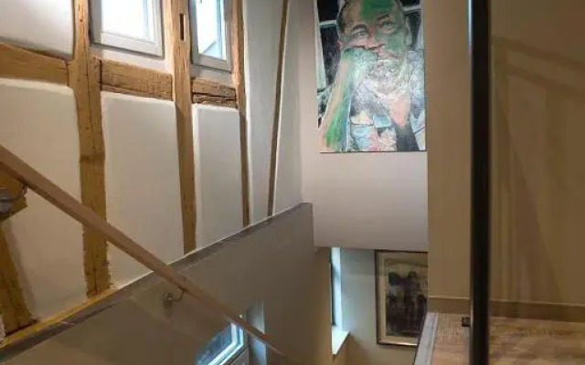 In-der-RAEUCHERKAMMER-die-Superior-Suite-ueber-den-Daechern-der-Altstadt