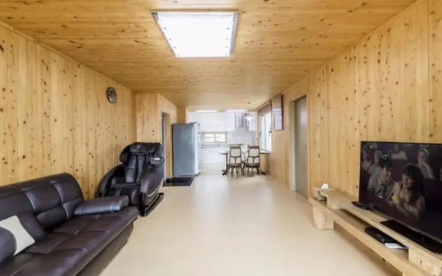 Seogwipo Toto Pension (Near Soesokkak, Outdoor Terrace)(서귀포 토토펜션 (쇠소깍인근,야외테라스))