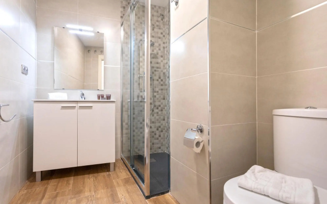 Modern apartment located close from the city center. Recaredo V