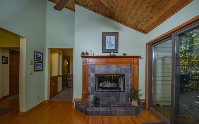Lake Shore Retreat 5 Bedroom House