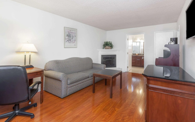 Days Inn & Suites by Wyndham Sunnyvale