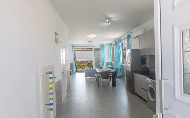 Villa Suri, Luxury Seafront Villa