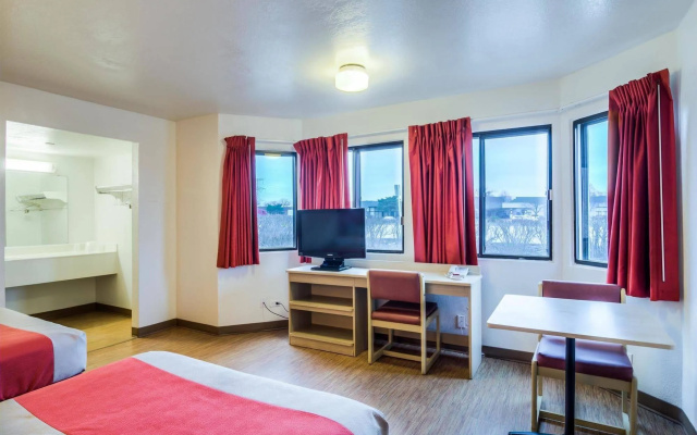 Motel 6 Chicago - Elk Grove
