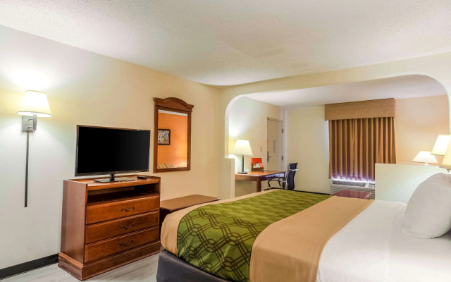 Econo Lodge Inn & Suites Gulfport Airport