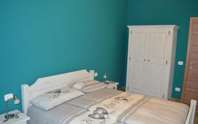 Parravicini Red Flower apartment