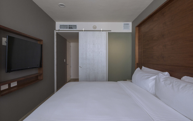 Newport House Playa Boutique Hotel - Beach Club Access