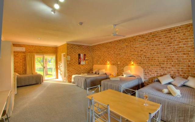 Gloucester Country Lodge Motel