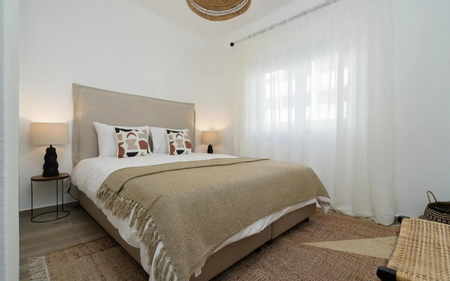 Amazing Beach House with Balcony (Free WI-FI)