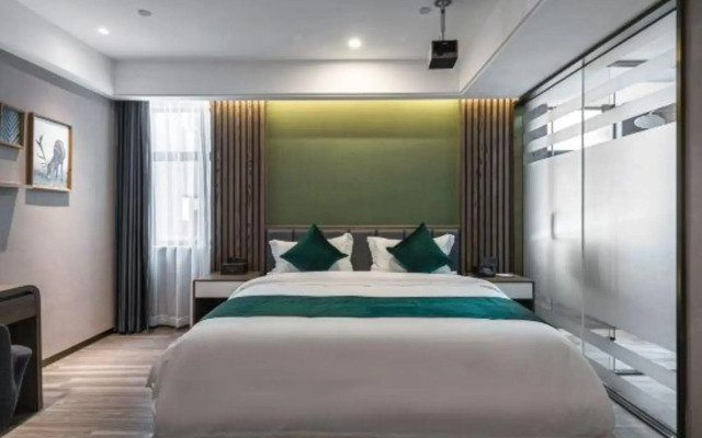 Huiyue Hotel (Guangzhou Baiyun Station Julong Subway Station Branch)