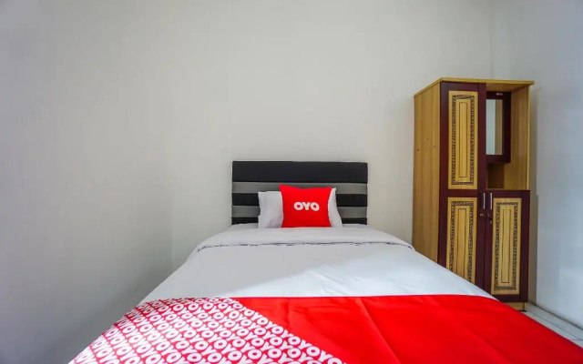 OYO 1693 Edward Residence Malalayang
