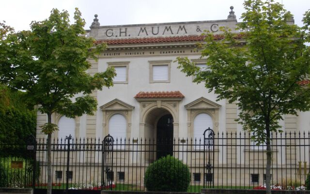 Отель Golden Tulip Reims L'Univers вид на фасад