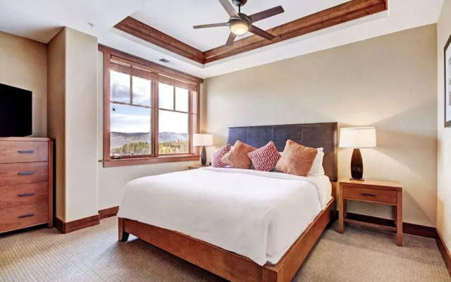One Ski Hill Place S8412