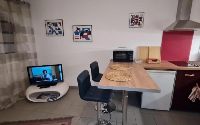 Beau studio tout confort au calme avec parking .