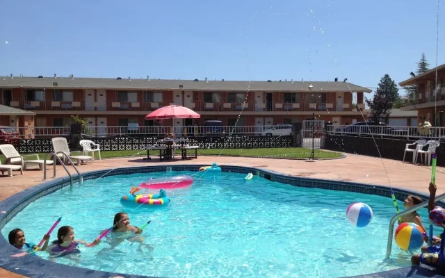 The River Inn and Suites