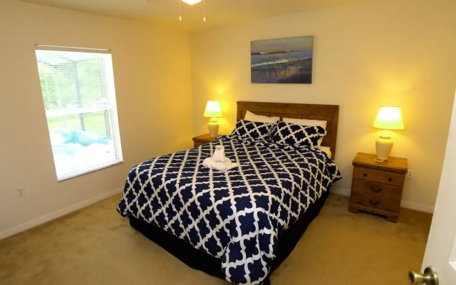 4 BED Pool Home Overlooking Reserve