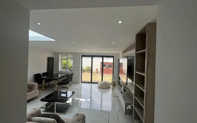 BnJ Luxury 2 Bedroom Cozy Retreat in Borehamwood