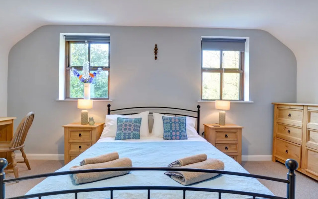 Restful Holiday Home in Glandwr near River