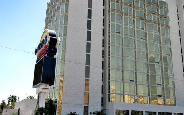 Отель Clarion Hotel and Casino Near Las Vegas Strip США, Лас-Вегас - отзывы, цены и фото номеров - забронировать отель Clarion Hotel and Casino Near Las Vegas Strip онлайн вид на фасад