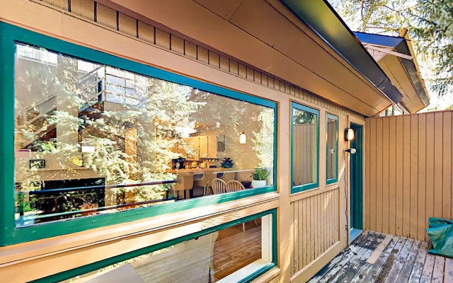 3BR w/ Fireplace, Pool, & Hot Tub