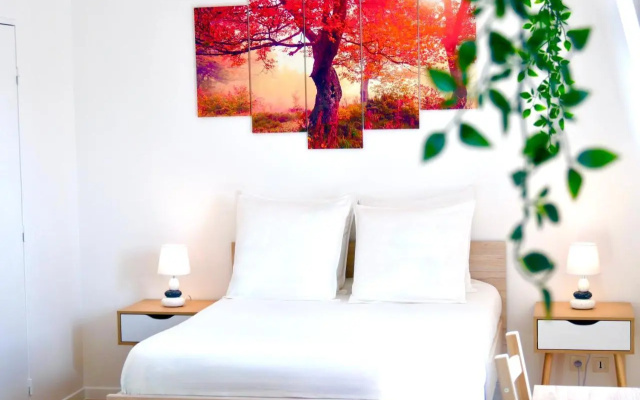 Le Petit Soleil de Corbeil (Adults Only)