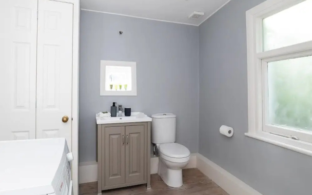 Gorgeous & sleek 4BR house in Hammersmith!