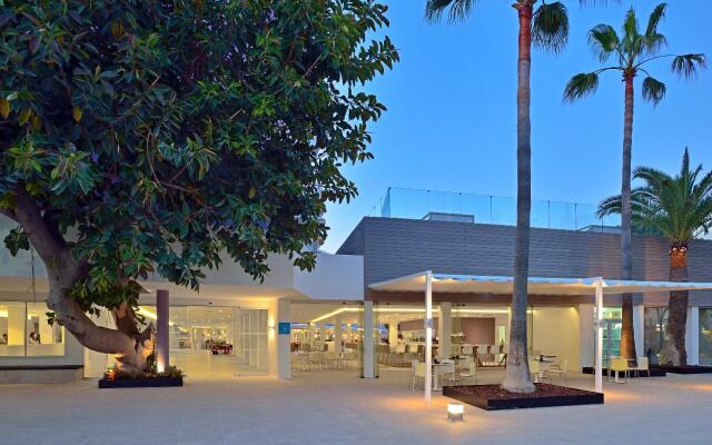 Отель Sol House The Studio Calviá Beach Испания, Магалуф - 1 отзыв об отеле, цены и фото номеров - забронировать отель Sol House The Studio Calviá Beach онлайн вид на фасад