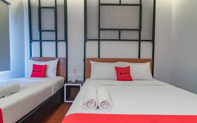 RedDoorz Plus @ Doorman Guest House