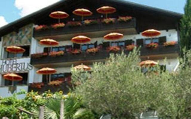 Hotel Garni Hubertus Меран вид на фасад