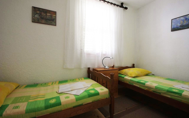 Apartment Šera - 50 m from beach: A2 Pisak, Riviera Omis