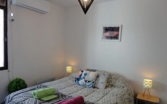 Beautiful Quiet Apartment Near Aristides