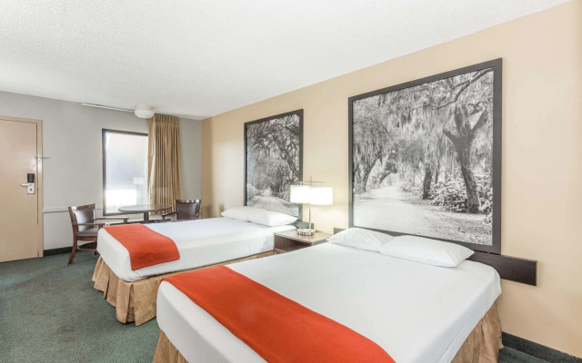 Super 8 By Wyndham Adel