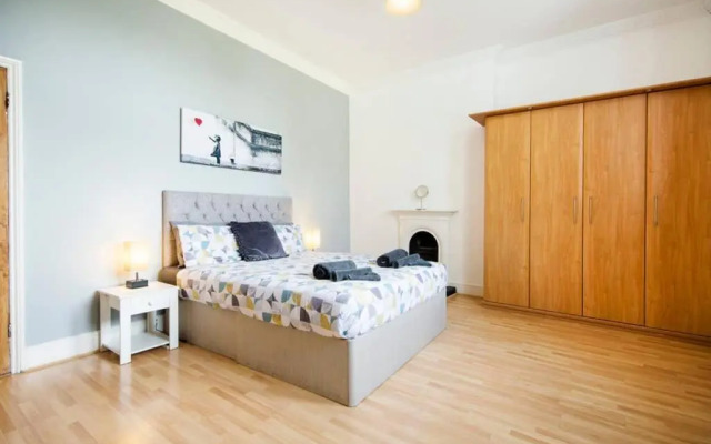 Clifton Spacious 3 Bed Apt & Parking - Simplycheckin