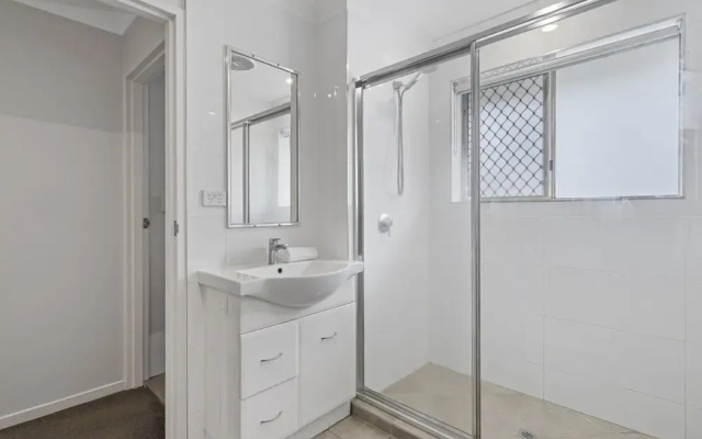 Charming 3-bed Apartment Near Local Shops
