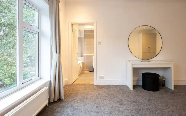Spacious House With Parking Near Heaton Park