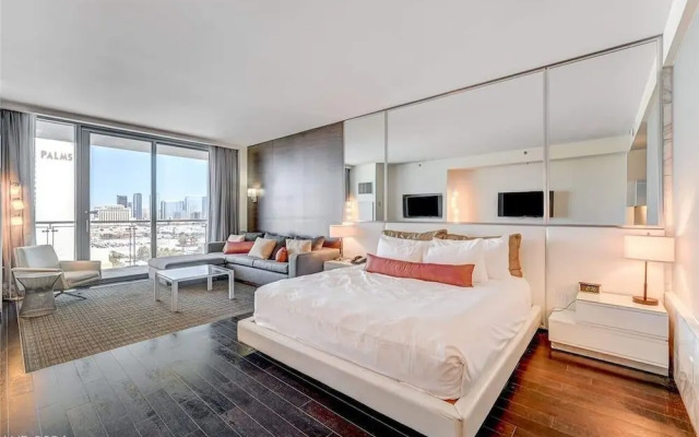 Beautiful Strip-view Balcony Access Studio 31318