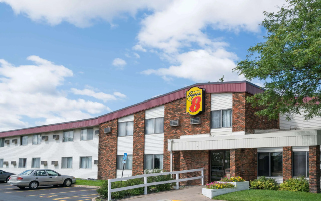 Super 8 by Wyndham Brooklyn Center/MPLS