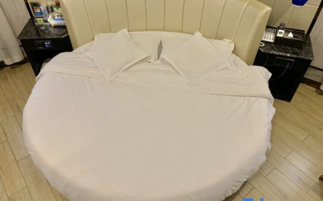 Qingmu Hotel (Zhenjiang Danyang Houxiang Central Street)
