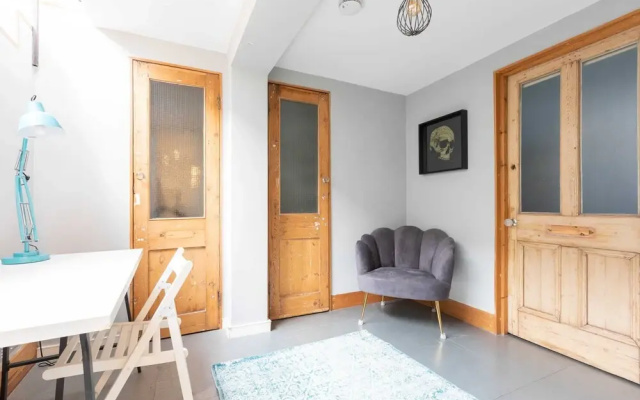 Stylish 2 Bedroom Converted Victorian Storefront
