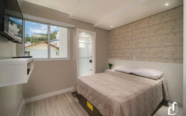 Duplex com piscina à beira mar e 03 suítes