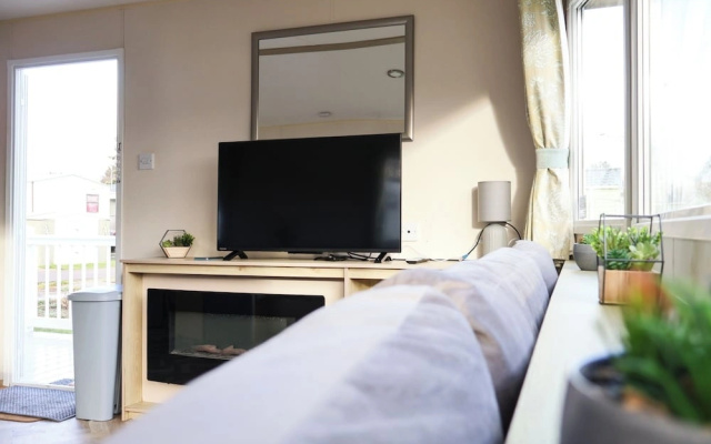 Static Caravan 3 Bed Sleeps 8 Dog Friendly Parking