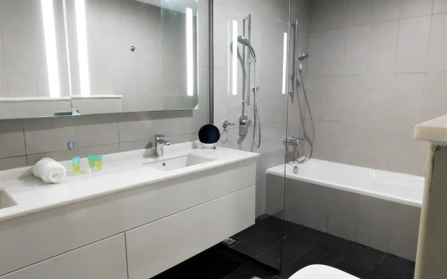 Luton Vacation Homes Royal Bay by Azizi