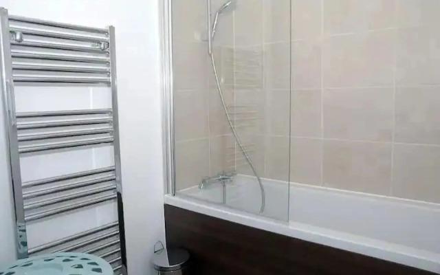 Near Dlr Station-family-sleeps 4-pets-parking