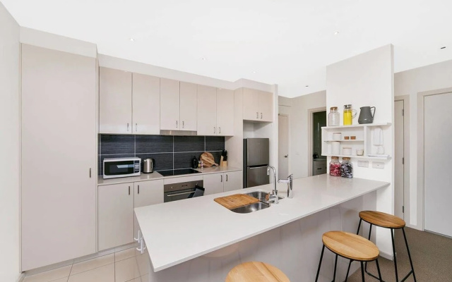 City Central Designer Apartment with Parking