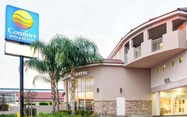 Отель Comfort Inn And Suites Near Universal Studios Лос-Анджелес вид на фасад