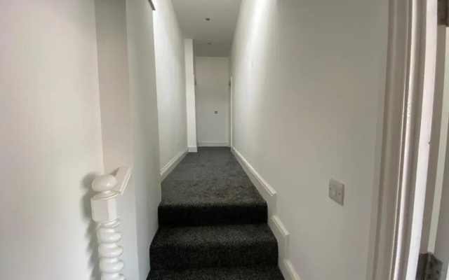 Spacious First Floor 3 Bed Mostyn Street Apartment