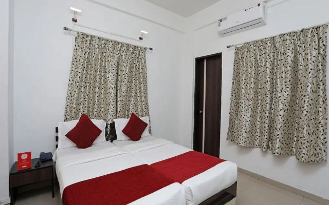 OYO 8996 Hotel Pioneer