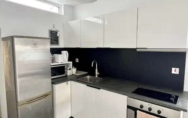 Newly renovated 1 bedroom flat with garden pergola