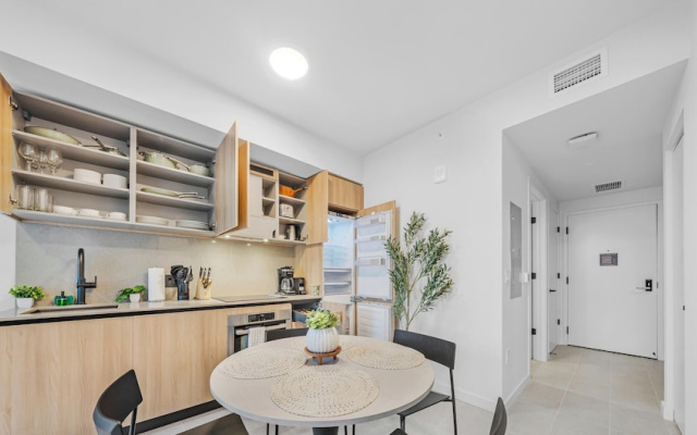 Sleek 1-BR & Den in Central Downtown