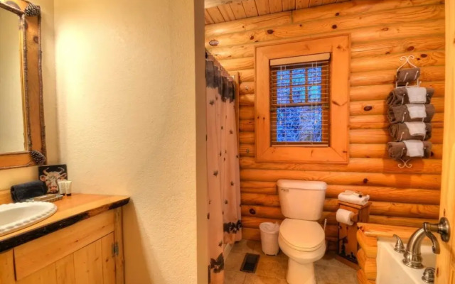 Nantahala Riverside 3 Bedroom Cabin by RedAwning