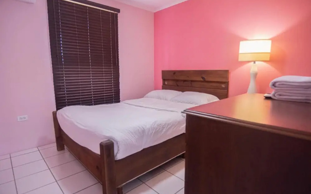 Cozy Central Quiet Close to the Beach Pool